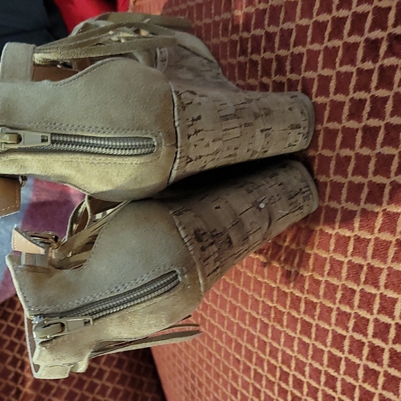 Maurce's Tan Fringed Wedges - Picture 4 of 7